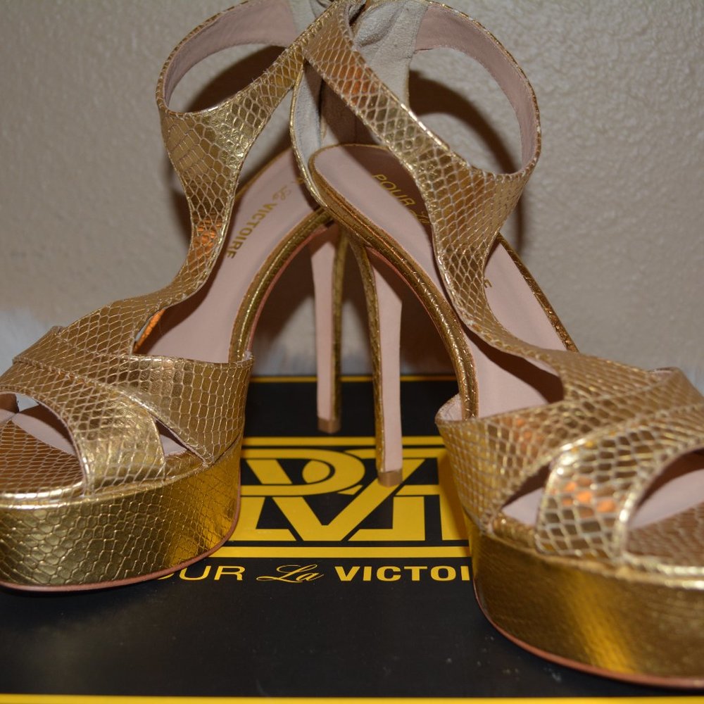 BNWT Pour La Victoire Platform Gold High Heel these are stunning.